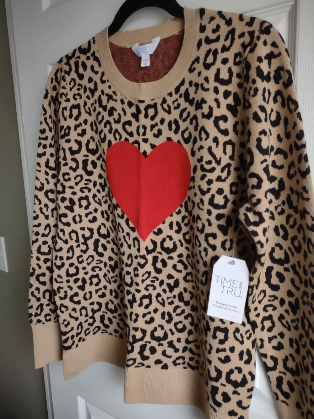 Lightweight leopard print sweater with red heart ♥️ NWT size L - Picture 2 of 6